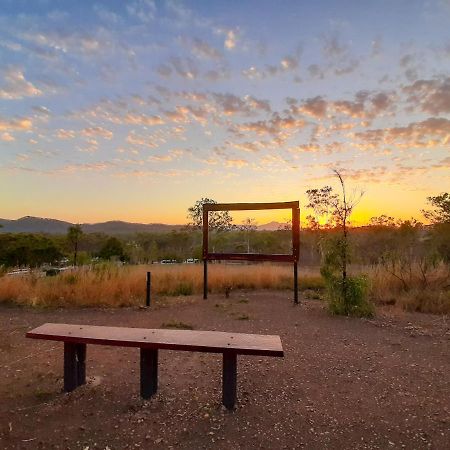 Hotel Mt Larcom Tourist Park Mount Larcom Exterior foto