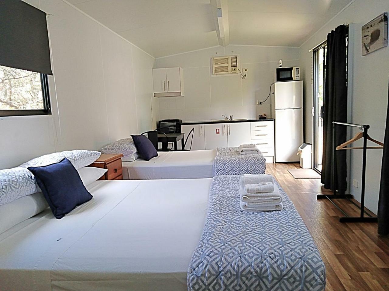 Hotel Mt Larcom Tourist Park Mount Larcom Exterior foto